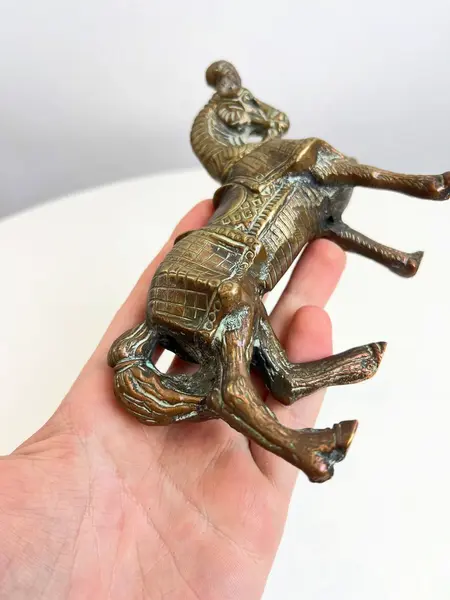Foto de um(a) ​Escultura de cavalo em bronze cinzelado, da categoria de Escultura. Escultura de cavalo em bronze cinzelado. Marcas do tempo como nas fotos. Medidas: 11x12cm. Mostrado de uma perspectiva diferente. Vendido no marketplace Trésors.