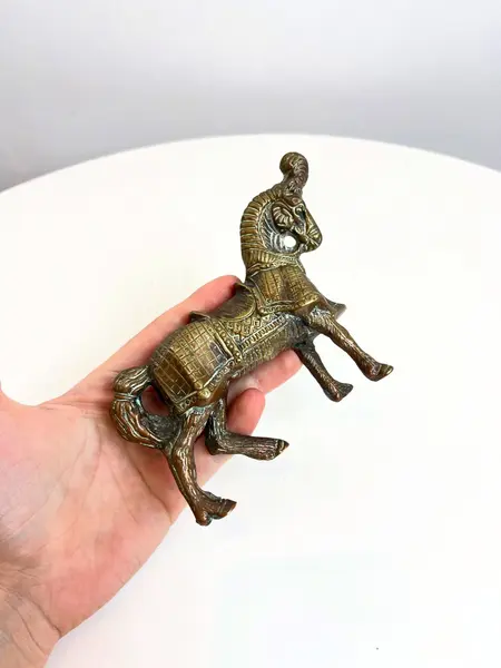 Foto de um(a) ​Escultura de cavalo em bronze cinzelado, da categoria de Escultura. Escultura de cavalo em bronze cinzelado. Marcas do tempo como nas fotos. Medidas: 11x12cm. Mostrado de uma perspectiva diferente. Vendido no marketplace Trésors.