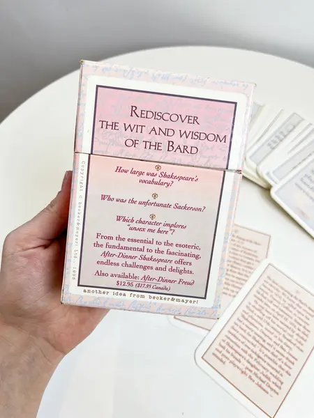 Foto de um(a) Cards em inglês com 100 perguntas e respostas sobre Willian Shakespeare, da categoria de Jogos de cartas. Cards em inglês com 100 perguntas e respostas sobre Willian Shakespeare e suas obras, para estimular a mente e provocar... Mostrado de uma perspectiva diferente. Vendido no marketplace Trésors.