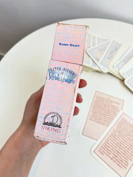 Foto de um(a) Cards em inglês com 100 perguntas e respostas sobre Willian Shakespeare, da categoria de Jogos de cartas. Cards em inglês com 100 perguntas e respostas sobre Willian Shakespeare e suas obras, para estimular a mente e provocar... Mostrado de uma perspectiva diferente. Vendido no marketplace Trésors.