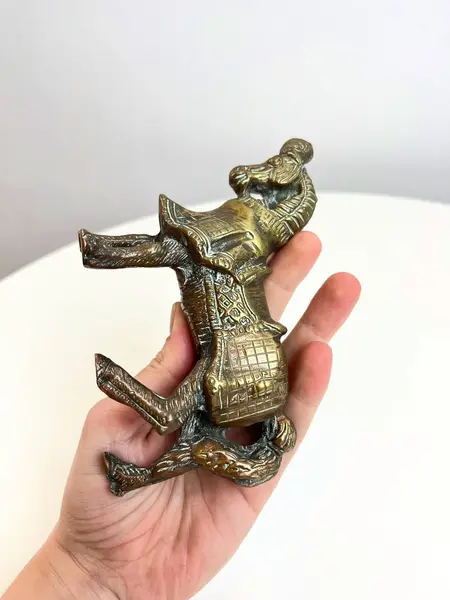 Foto de um(a) ​Escultura de cavalo em bronze cinzelado, da categoria de Escultura. Escultura de cavalo em bronze cinzelado. Marcas do tempo como nas fotos. Medidas: 11x12cm. Mostrado de uma perspectiva diferente. Vendido no marketplace Trésors.