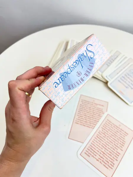 Foto de um(a) Cards em inglês com 100 perguntas e respostas sobre Willian Shakespeare, da categoria de Jogos de cartas. Cards em inglês com 100 perguntas e respostas sobre Willian Shakespeare e suas obras, para estimular a mente e provocar... Mostrado de uma perspectiva diferente. Vendido no marketplace Trésors.