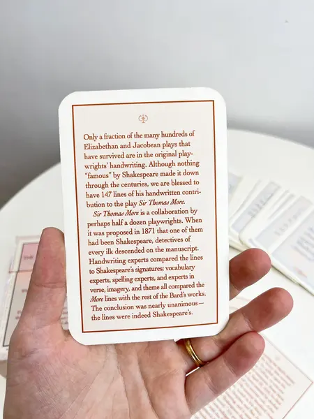 Foto de um(a) Cards em inglês com 100 perguntas e respostas sobre Willian Shakespeare, da categoria de Jogos de cartas. Cards em inglês com 100 perguntas e respostas sobre Willian Shakespeare e suas obras, para estimular a mente e provocar... Mostrado de uma perspectiva diferente. Vendido no marketplace Trésors.