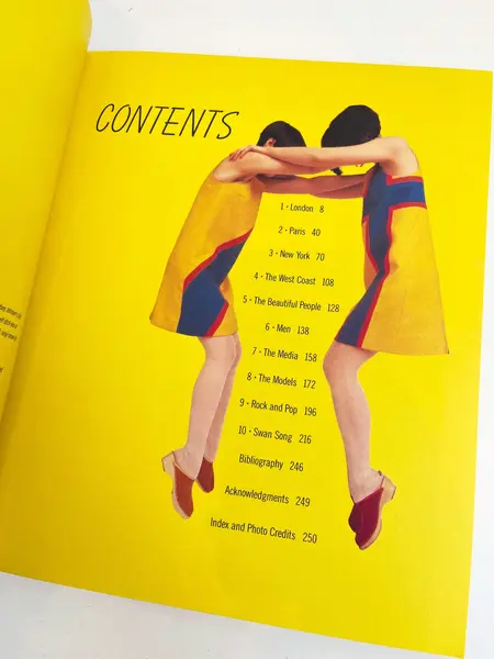 Foto de um(a) Livro Radical Rags - Fashions of the Sixties 1990, da categoria de Livros. Livro capa brochura de 1990, em inglês, sobre a moda da seca de 1960. Leves marcas do tempo. 256 páginas. Mostrado de uma perspectiva diferente. Vendido no marketplace Trésors.