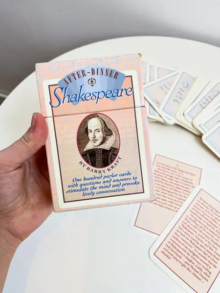 Foto de um(a) Cards em inglês com 100 perguntas e respostas sobre Willian Shakespeare, da categoria de Jogos de cartas. Cards em inglês com 100 perguntas e respostas sobre Willian Shakespeare e suas obras, para estimular a mente e provocar... Mostrado de uma perspectiva diferente. Vendido no marketplace Trésors.