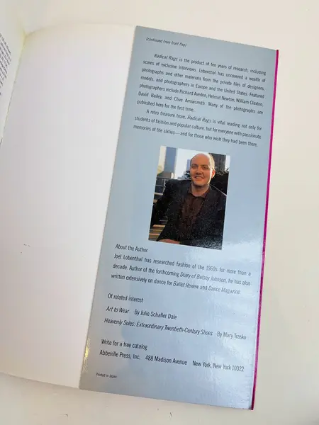 Foto de um(a) Livro Radical Rags - Fashions of the Sixties 1990, da categoria de Livros. Livro capa brochura de 1990, em inglês, sobre a moda da seca de 1960. Leves marcas do tempo. 256 páginas. Mostrado de uma perspectiva diferente. Vendido no marketplace Trésors.