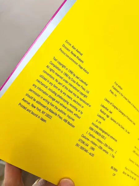 Foto de um(a) Livro Radical Rags - Fashions of the Sixties 1990, da categoria de Livros. Livro capa brochura de 1990, em inglês, sobre a moda da seca de 1960. Leves marcas do tempo. 256 páginas. Mostrado de uma perspectiva diferente. Vendido no marketplace Trésors.