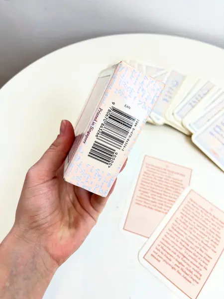 Foto de um(a) Cards em inglês com 100 perguntas e respostas sobre Willian Shakespeare, da categoria de Jogos de cartas. Cards em inglês com 100 perguntas e respostas sobre Willian Shakespeare e suas obras, para estimular a mente e provocar... Mostrado de uma perspectiva diferente. Vendido no marketplace Trésors.