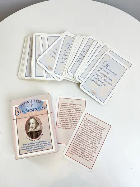 Foto de um(a) Cards em inglês com 100 perguntas e respostas sobre Willian Shakespeare, da categoria de Jogos de cartas. Cards em inglês com 100 perguntas e respostas sobre Willian Shakespeare e suas obras, para estimular a mente e provocar... Mostrado de uma perspectiva diferente. Vendido no marketplace Trésors.