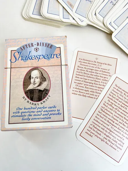Foto de um(a) Cards em inglês com 100 perguntas e respostas sobre Willian Shakespeare, da categoria de Jogos de cartas. Cards em inglês com 100 perguntas e respostas sobre Willian Shakespeare e suas obras, para estimular a mente e provocar... Mostrado de uma perspectiva diferente. Vendido no marketplace Trésors.