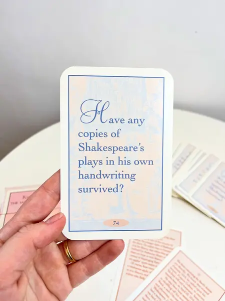 Foto de um(a) Cards em inglês com 100 perguntas e respostas sobre Willian Shakespeare, da categoria de Jogos de cartas. Cards em inglês com 100 perguntas e respostas sobre Willian Shakespeare e suas obras, para estimular a mente e provocar... Mostrado de uma perspectiva diferente. Vendido no marketplace Trésors.