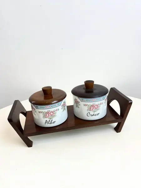 Foto de um(a) ​Porta temperos em porcelana Schmidt, da categoria de Garrafas, potes e jarros. Porta temperos em porcelana Schmidt estampada com tampa e suporte e madeira. Leves marcas do tempo e uso. Medidas totais:... Mostrado de uma perspectiva diferente. Vendido no marketplace Trésors.