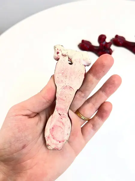 Foto de um(a) Trio de apoio de talheres e marcadores de lugar em cerâmica, da categoria de Outros utensílios. Trio de apoio de talheres e marcadores de lugar em cerâmica feita a mão. Apenas um tem um pequeno lascado como mostrado nas... Mostrado de uma perspectiva diferente. Vendido no marketplace Trésors.