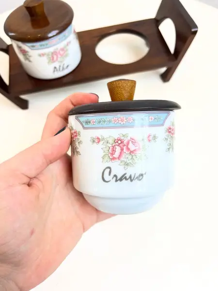 Foto de um(a) ​Porta temperos em porcelana Schmidt, da categoria de Garrafas, potes e jarros. Porta temperos em porcelana Schmidt estampada com tampa e suporte e madeira. Leves marcas do tempo e uso. Medidas totais:... Mostrado de uma perspectiva diferente. Vendido no marketplace Trésors.