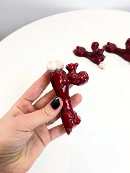 Foto de um(a) Trio de apoio de talheres e marcadores de lugar em cerâmica, da categoria de Outros utensílios. Trio de apoio de talheres e marcadores de lugar em cerâmica feita a mão. Apenas um tem um pequeno lascado como mostrado nas... Mostrado de uma perspectiva diferente. Vendido no marketplace Trésors.