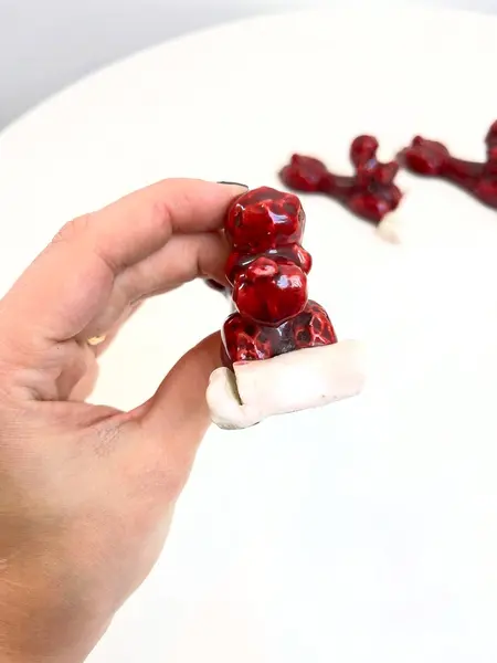 Foto de um(a) Trio de apoio de talheres e marcadores de lugar em cerâmica, da categoria de Outros utensílios. Trio de apoio de talheres e marcadores de lugar em cerâmica feita a mão. Apenas um tem um pequeno lascado como mostrado nas... Mostrado de uma perspectiva diferente. Vendido no marketplace Trésors.