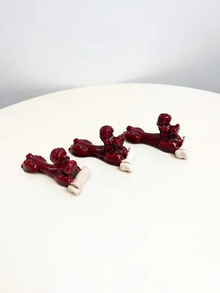 Foto de um(a) Trio de apoio de talheres e marcadores de lugar em cerâmica, da categoria de Outros utensílios. Trio de apoio de talheres e marcadores de lugar em cerâmica feita a mão. Apenas um tem um pequeno lascado como mostrado nas... Mostrado de uma perspectiva diferente. Vendido no marketplace Trésors.