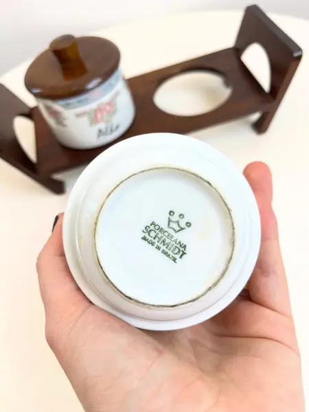 Foto de um(a) ​Porta temperos em porcelana Schmidt, da categoria de Garrafas, potes e jarros. Porta temperos em porcelana Schmidt estampada com tampa e suporte e madeira. Leves marcas do tempo e uso. Medidas totais:... Mostrado de uma perspectiva diferente. Vendido no marketplace Trésors.