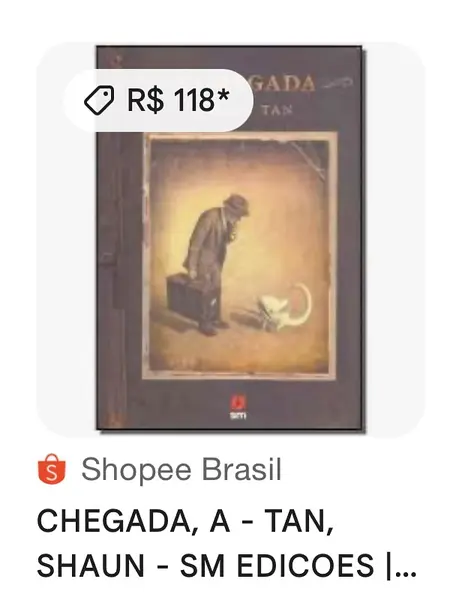 Foto de um(a) Livro de ilustrações decorativo em capa dura, da categoria de Livros. Livro capa dura, de 2021, em português, mas ele é somente com ilustrações. Conta história de imigrantes. Leves marcas do... Mostrado de uma perspectiva diferente. Vendido no marketplace Trésors.