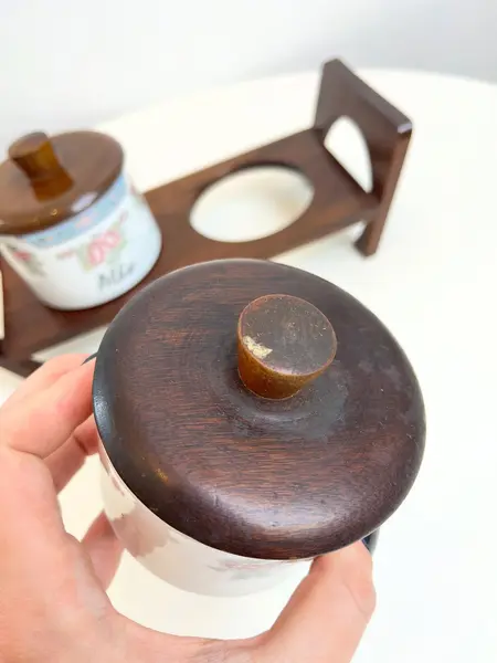 Foto de um(a) ​Porta temperos em porcelana Schmidt, da categoria de Garrafas, potes e jarros. Porta temperos em porcelana Schmidt estampada com tampa e suporte e madeira. Leves marcas do tempo e uso. Medidas totais:... Mostrado de uma perspectiva diferente. Vendido no marketplace Trésors.