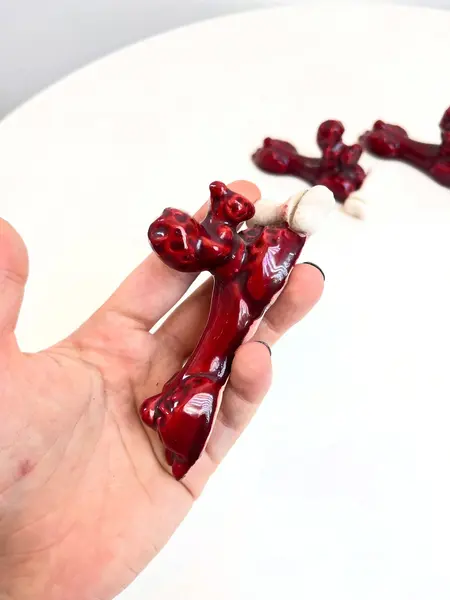 Foto de um(a) Trio de apoio de talheres e marcadores de lugar em cerâmica, da categoria de Outros utensílios. Trio de apoio de talheres e marcadores de lugar em cerâmica feita a mão. Apenas um tem um pequeno lascado como mostrado nas... Mostrado de uma perspectiva diferente. Vendido no marketplace Trésors.