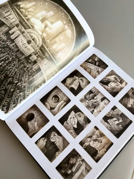 Foto de um(a) Livro de ilustrações decorativo em capa dura, da categoria de Livros. Livro capa dura, de 2021, em português, mas ele é somente com ilustrações. Conta história de imigrantes. Leves marcas do... Mostrado de uma perspectiva diferente. Vendido no marketplace Trésors.