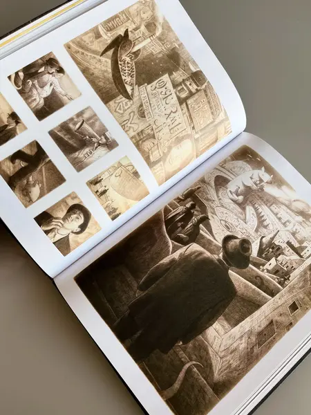 Foto de um(a) Livro de ilustrações decorativo em capa dura, da categoria de Livros. Livro capa dura, de 2021, em português, mas ele é somente com ilustrações. Conta história de imigrantes. Leves marcas do... Mostrado de uma perspectiva diferente. Vendido no marketplace Trésors.
