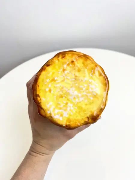 Foto de um(a) Pote em cerâmica formato panquecas, da categoria de Garrafas, potes e jarros. Pote com tampa da marca Bon Gourmet em cerâmica pintada a mão simulando pilha de panquecas com açúcar por cima. Possui um... Mostrado de uma perspectiva diferente. Vendido no marketplace Trésors.