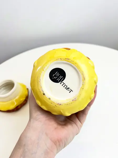 Foto de um(a) Pote em cerâmica formato panquecas, da categoria de Garrafas, potes e jarros. Pote com tampa da marca Bon Gourmet em cerâmica pintada a mão simulando pilha de panquecas com açúcar por cima. Possui um... Mostrado de uma perspectiva diferente. Vendido no marketplace Trésors.
