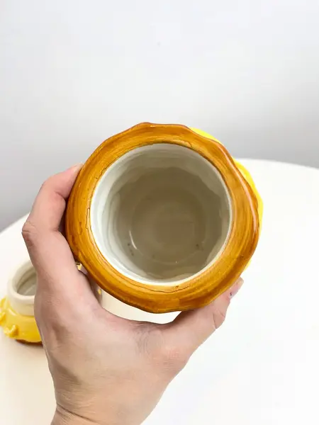 Foto de um(a) Pote em cerâmica formato panquecas, da categoria de Garrafas, potes e jarros. Pote com tampa da marca Bon Gourmet em cerâmica pintada a mão simulando pilha de panquecas com açúcar por cima. Possui um... Mostrado de uma perspectiva diferente. Vendido no marketplace Trésors.