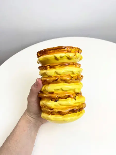 Foto de um(a) Pote em cerâmica formato panquecas, da categoria de Garrafas, potes e jarros. Pote com tampa da marca Bon Gourmet em cerâmica pintada a mão simulando pilha de panquecas com açúcar por cima. Possui um... Mostrado de uma perspectiva diferente. Vendido no marketplace Trésors.