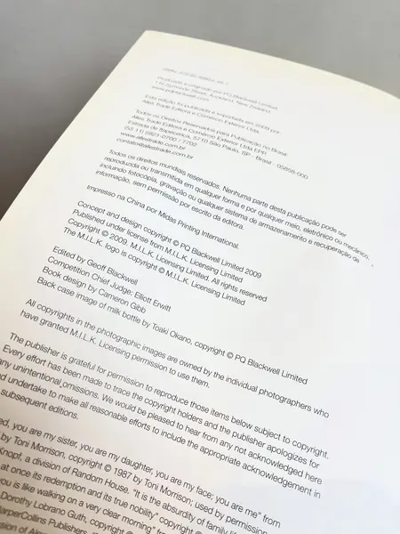 Foto de um(a) Livro decorativo capa dura, da categoria de Livros. Maravilhoso e raro livro capa dura com sobrecapa de 2009 em inglês. Marcas do tempo e uso. Mostrado de uma perspectiva diferente. Vendido no marketplace Trésors.