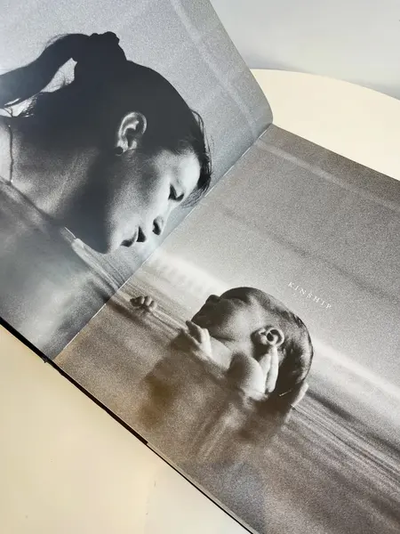 Foto de um(a) Livro decorativo capa dura, da categoria de Livros. Maravilhoso e raro livro capa dura com sobrecapa de 2009 em inglês. Marcas do tempo e uso. Mostrado de uma perspectiva diferente. Vendido no marketplace Trésors.