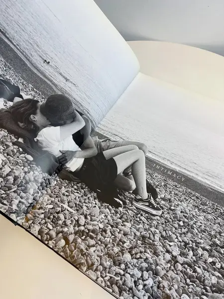 Foto de um(a) Livro decorativo capa dura, da categoria de Livros. Maravilhoso e raro livro capa dura com sobrecapa de 2009 em inglês. Marcas do tempo e uso. Mostrado de uma perspectiva diferente. Vendido no marketplace Trésors.