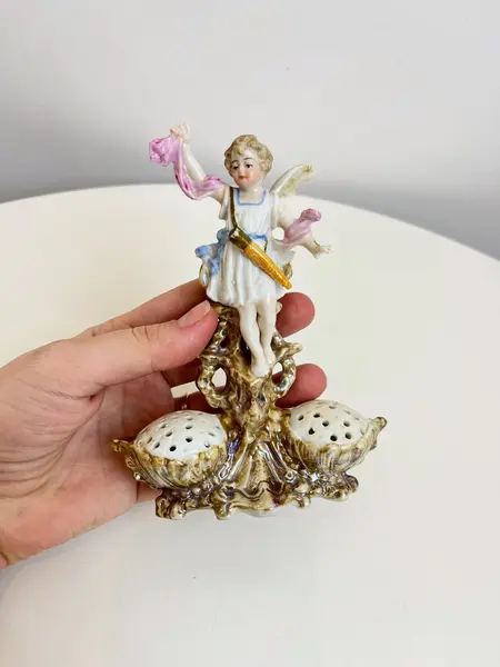 Foto de um(a) ​Delicado e raro paliteiro alemão Art Nouveau, da categoria de Paliteiros. Delicado e raro paliteiro alemão Art Nouveau, do séc XIX, em porcelana policromada, representando Cena de Arcanjo Sobre... Mostrado de uma perspectiva diferente. Vendido no marketplace Trésors.