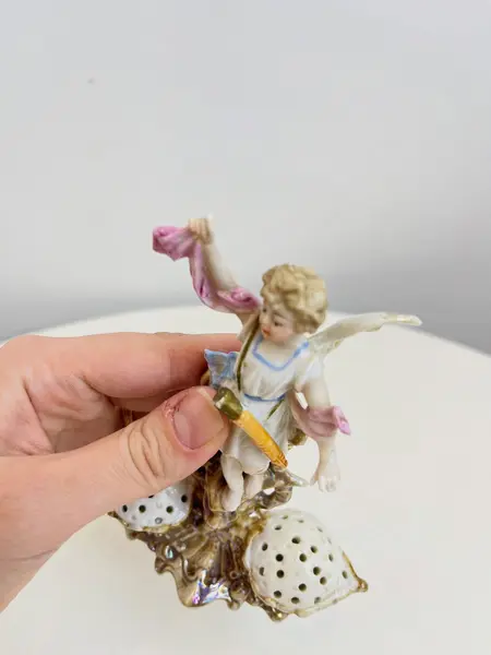 Foto de um(a) ​Delicado e raro paliteiro alemão Art Nouveau, da categoria de Paliteiros. Delicado e raro paliteiro alemão Art Nouveau, do séc XIX, em porcelana policromada, representando Cena de Arcanjo Sobre... Mostrado de uma perspectiva diferente. Vendido no marketplace Trésors.