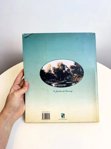 Foto de um(a) Livro decorativo Monet, da categoria de Livros. Livro capa brochura em português de 1997. Marcas do tempo e uso. 126 páginas. Mostrado de uma perspectiva diferente. Vendido no marketplace Trésors.