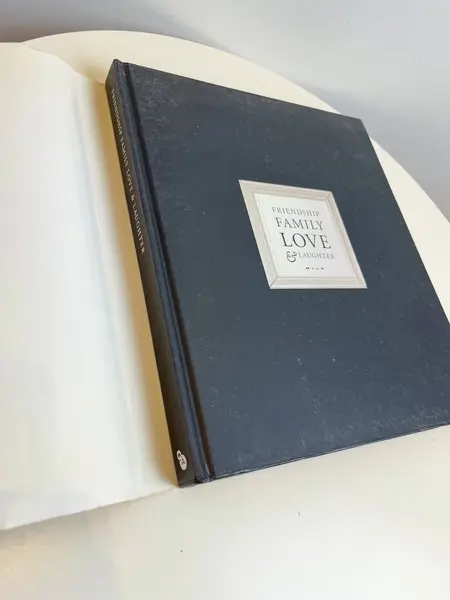 Foto de um(a) Livro decorativo capa dura, da categoria de Livros. Maravilhoso e raro livro capa dura com sobrecapa de 2009 em inglês. Marcas do tempo e uso. Mostrado de uma perspectiva diferente. Vendido no marketplace Trésors.