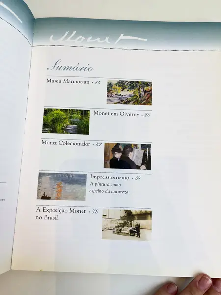 Foto de um(a) Livro decorativo Monet, da categoria de Livros. Livro capa brochura em português de 1997. Marcas do tempo e uso. 126 páginas. Mostrado de uma perspectiva diferente. Vendido no marketplace Trésors.