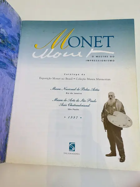 Foto de um(a) Livro decorativo Monet, da categoria de Livros. Livro capa brochura em português de 1997. Marcas do tempo e uso. 126 páginas. Mostrado de uma perspectiva diferente. Vendido no marketplace Trésors.