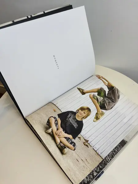 Foto de um(a) Livro decorativo capa dura, da categoria de Livros. Maravilhoso e raro livro capa dura com sobrecapa de 2009 em inglês. Marcas do tempo e uso. Mostrado de uma perspectiva diferente. Vendido no marketplace Trésors.