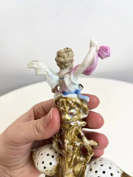 Foto de um(a) ​Delicado e raro paliteiro alemão Art Nouveau, da categoria de Paliteiros. Delicado e raro paliteiro alemão Art Nouveau, do séc XIX, em porcelana policromada, representando Cena de Arcanjo Sobre... Mostrado de uma perspectiva diferente. Vendido no marketplace Trésors.