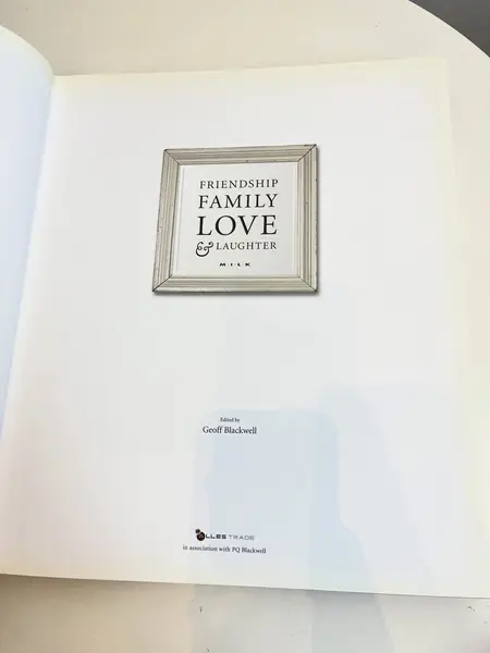 Foto de um(a) Livro decorativo capa dura, da categoria de Livros. Maravilhoso e raro livro capa dura com sobrecapa de 2009 em inglês. Marcas do tempo e uso. Mostrado de uma perspectiva diferente. Vendido no marketplace Trésors.