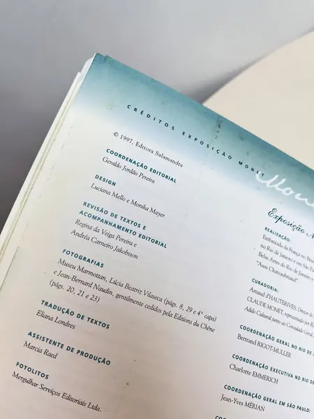 Foto de um(a) Livro decorativo Monet, da categoria de Livros. Livro capa brochura em português de 1997. Marcas do tempo e uso. 126 páginas. Mostrado de uma perspectiva diferente. Vendido no marketplace Trésors.