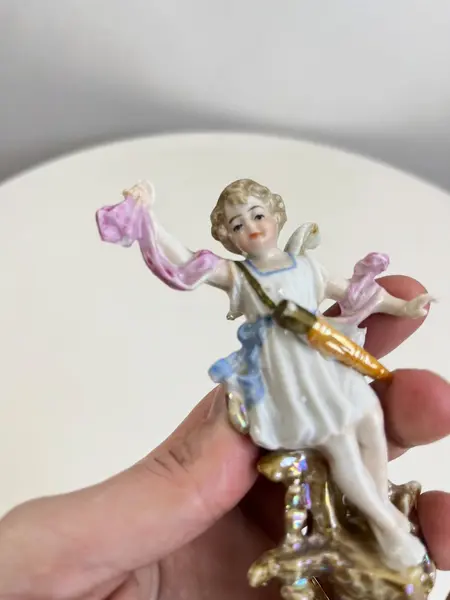 Foto de um(a) ​Delicado e raro paliteiro alemão Art Nouveau, da categoria de Paliteiros. Delicado e raro paliteiro alemão Art Nouveau, do séc XIX, em porcelana policromada, representando Cena de Arcanjo Sobre... Mostrado de uma perspectiva diferente. Vendido no marketplace Trésors.