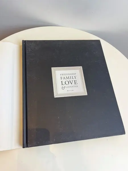 Foto de um(a) Livro decorativo capa dura, da categoria de Livros. Maravilhoso e raro livro capa dura com sobrecapa de 2009 em inglês. Marcas do tempo e uso. Mostrado de uma perspectiva diferente. Vendido no marketplace Trésors.