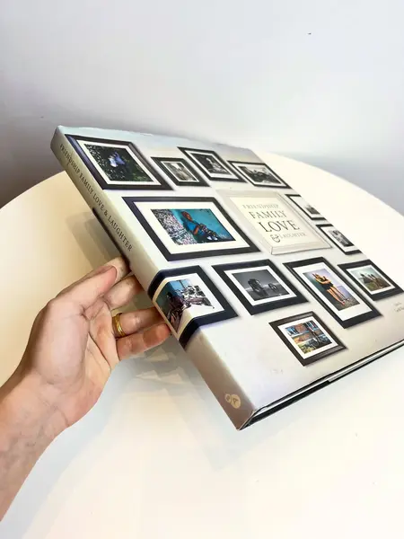 Foto de um(a) Livro decorativo capa dura, da categoria de Livros. Maravilhoso e raro livro capa dura com sobrecapa de 2009 em inglês. Marcas do tempo e uso. Mostrado de uma perspectiva diferente. Vendido no marketplace Trésors.