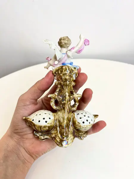 Foto de um(a) ​Delicado e raro paliteiro alemão Art Nouveau, da categoria de Paliteiros. Delicado e raro paliteiro alemão Art Nouveau, do séc XIX, em porcelana policromada, representando Cena de Arcanjo Sobre... Mostrado de uma perspectiva diferente. Vendido no marketplace Trésors.