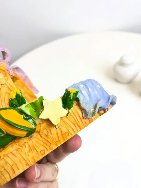 Foto de um(a) Saleiro e pimenteiro em porcelana pintada a mão, da categoria de Saleiros e pimenteiros. Jogo de saleiro e pimenteiro em porcelana pintada a mão, com suporte em resina também pintado a mão. Leves marcas do tempo e... Mostrado de uma perspectiva diferente. Vendido no marketplace Trésors.