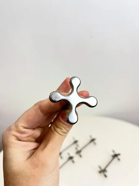 Foto de um(a) ​Jogo com 6 apoios de talher em metal, da categoria de Outros utensílios. Jogo com 6 apoios de talher em metal. Leves marcas do tempo e uso. Medidas: 7x3cm cada. Mostrado de uma perspectiva diferente. Vendido no marketplace Trésors.